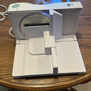 Electric meat slicer